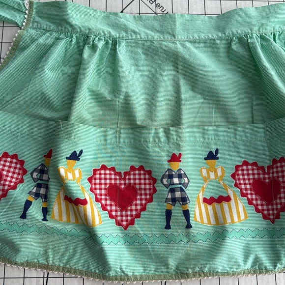 Vintage 1950s Novelty Apron – Mint Green with Gingham Hearts & Folk Dancers - Picture 7 of 15